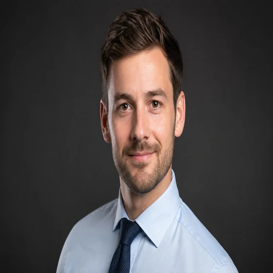 Porträt des Analysten Jonas Becker im Hemd mit Krawatte